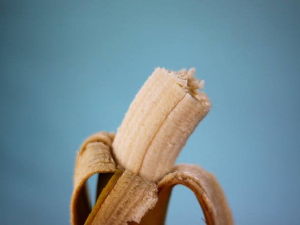 Biomassa formada por cascas de banana maduras secas, trituradas e peneiradas conseguiu absorver 90% dos pesticidas da água de um rio.