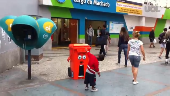A ONG Rio eu Amo eu Cuido criou uma lixeira falante para chamar a atenção do público sobre a nova lei municipal do Rio de Janeiro.